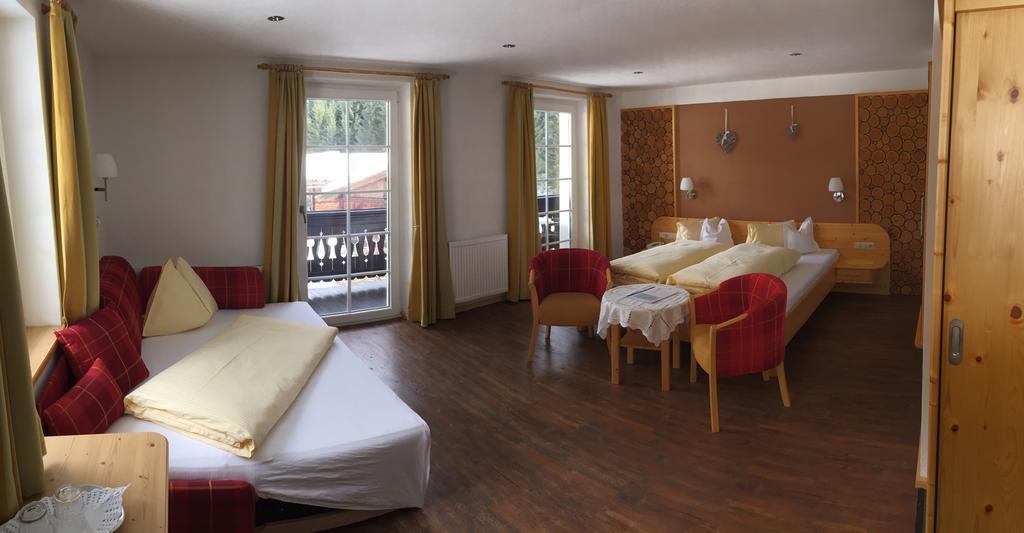 Hotel Garni Gruenmoos Sankt Jakob in Defereggen Exteriör bild